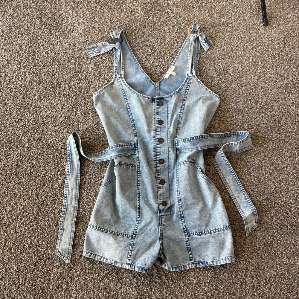 Promesa Light Wash Denim Romper - Women’s Medium - Tie Waist - Like New